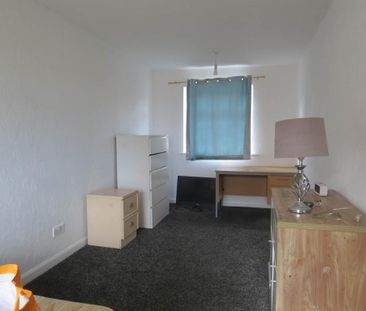 3 bedroom flat to rent - Photo 5