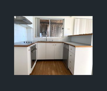 Spacious Air-Conditioned Townhouse in Prime Location - Photo 5