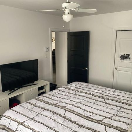 ✨ St-Hubert 5 ½ spacieux et lumineux situé à coté de l’Hôpital Charles-LeMoyne et de tous les services essentiels. 📍 Disponible 1er août 2026📍 - Photo 3