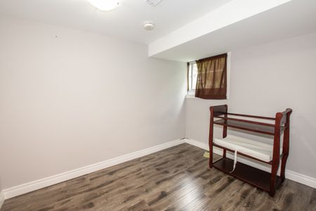 **ALL INCLUSIVE** 2 Bedroom Lower Unit in the North End!! - Photo 4