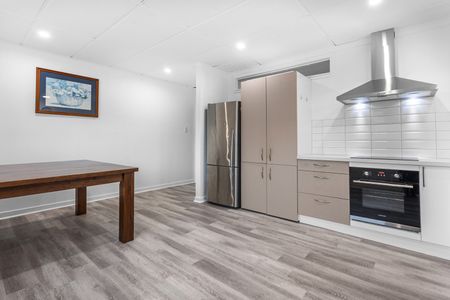 Large 4 Bedroom Apartment – Close to Ara and Central City with Off-Street Parking - Photo 4