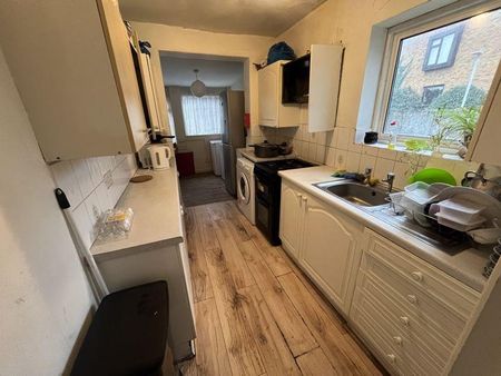 1 bedroom in a house share to rent - Photo 3