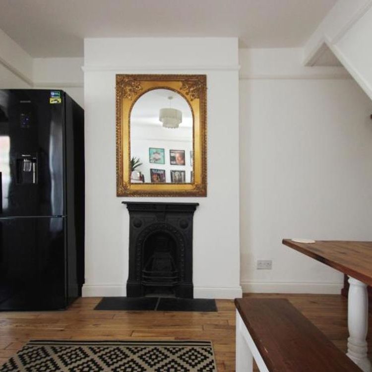 **Due to BCC licensing restrictions this property is not suitbale for three or more sharers** Ocean present this charming, furnished three double bedroom house, all in a prime urban location with nearby amenities and schools, offering a comfortable and convenient living experience. - Photo 1
