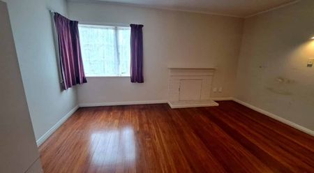 Charming 3-Bedroom Home in Prestigious Remuera - Photo 2