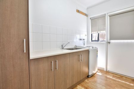 Charming 3-Bedroom, 2-Bathroom Townhouse - Photo 3