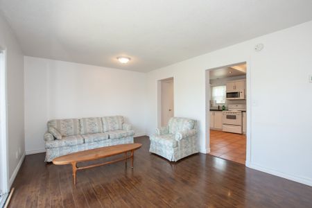 **CHARMING** 3 Bedroom Townhouse in St. Catharines!! - Photo 2