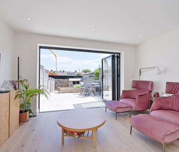 Modern family living at its finest, with a bespoke kitchen, spaciou... - Photo 1