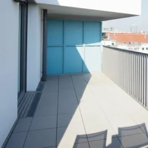 HIGH-END LIVING * HOLIDAY FEELING DAHEIM * 4-ZIMMER-DACHGESCHOSS * BALKON * ALTE DONAU * BESTE FACILITIES * - Photo 2