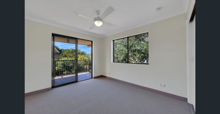SPACIOUS TOP FLOOR APARTMENT - Photo 2
