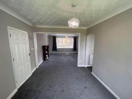 4 bed Detached - To Let - Photo 2