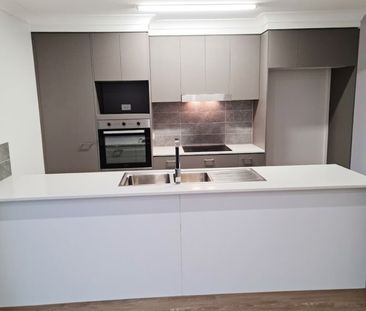 AVAILABLE 24/04/26 3 BED 2 BATH TOWNHOUSE WITH DUCTED AIR - Photo 5