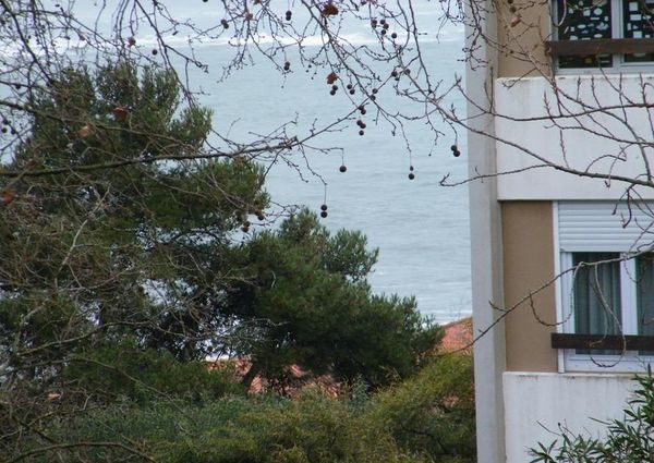 Apartamento T2 sem móveis situado no Alto da Barra em Oeiras