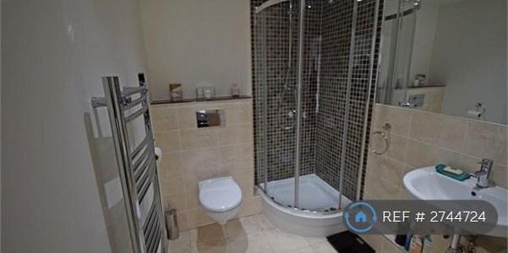 1 bedroom in a flat share to rent - Photo 3