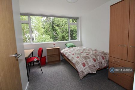 1 bedroom in a house share to rent - Photo 2