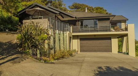 Stunning 5-Bedroom Family Home - Photo 3