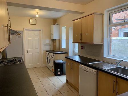 2 Bedrooms in a HMO House - Viewing Highly Recommended - Photo 3
