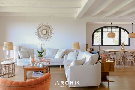 Architecture traditionnelle des années 60, cette villa de 220 m2 profite d'un emplacement idyllique en première ligne, au bord de l'eau, sur un terrain de 1 100 m2, entre le Moulleau et le Pyla. - Photo 3