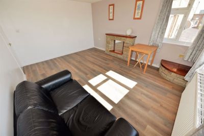 2 bedroom Flat in Queenswood Drive, Leeds - Photo 2