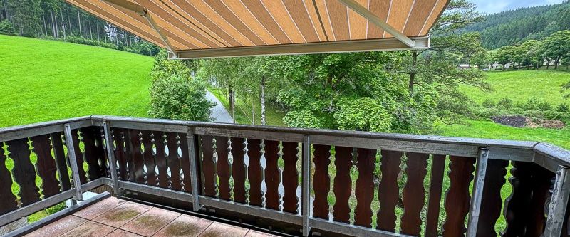 Traumhafte 3-Raum-Wohnung mit Balkon und Einbauküche im Grünen mit neuen Fußböden! - Photo 1