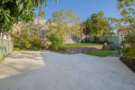 New Renovated 3 Bedroom, only 2.5kms to Merewether Beach! - Photo 3