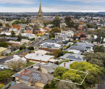 Recently updates & perfectly located in a quiet central street. - Photo 3