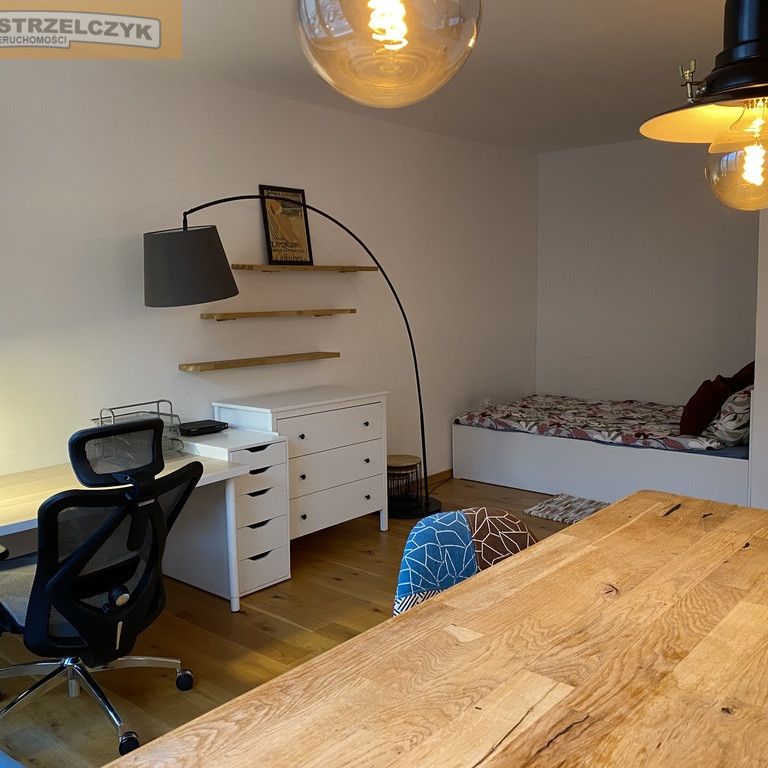 Umeblowana kawalerka przy ul. Trębackiej, tuż przy Krakowskim Przedmieściu - Photo 1