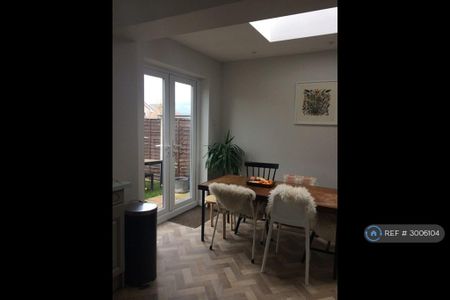 3 bedroom detached house to rent - Photo 5