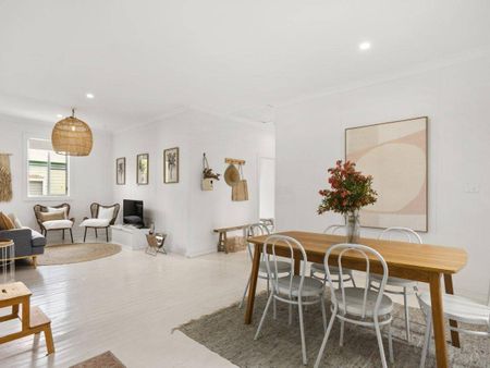 Stylish Renovated Cottage in an Unbeatable Location - Photo 2