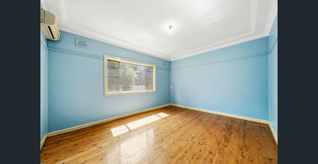 4 Bedroom house close to the train station and the school - Photo 3