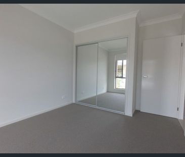 Spacious Family Home Near Park - Photo 5