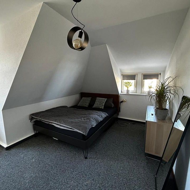 Sonnige Dachgeschosswohnung im villenartigen Wohnhaus - Photo 1