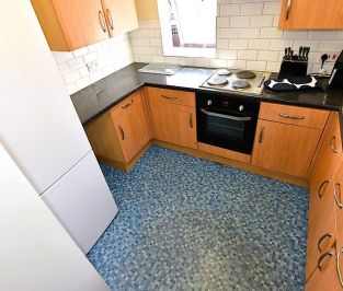 4 bedroom Flat in Flat B, Leeds - Photo 1