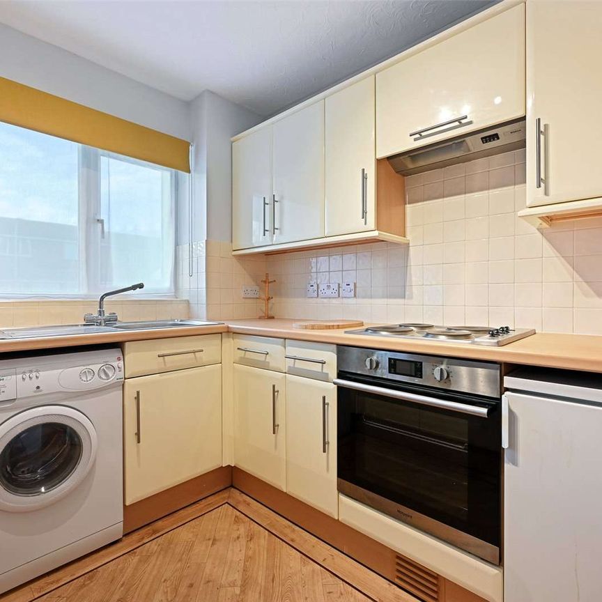 One bedroom terraced house in a highly sought after area. Offered part furnished and available now. - Photo 1