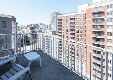 Spacieux appartement de deux chambres entièrement meublé,situé au cœur du centre-ville de Montréal - Photo 3