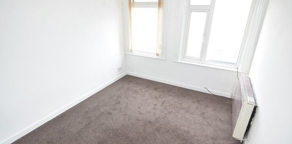 To Let 1 Bed Flat - Photo 2