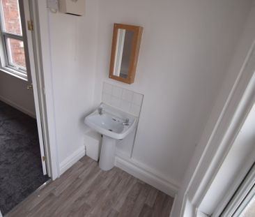 To Let 1 Bed Flat - Photo 6