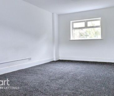 3 bedroom end of terrace house to rent - Photo 2