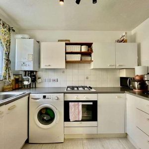 Greenway Close, London, N11 - Photo 2