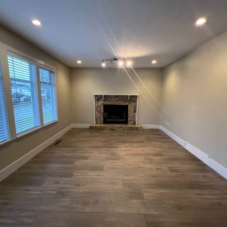 Bright/Clean Central Maple Ridge TOP LEVEL with fenced yard!-Dog OK - Photo 3