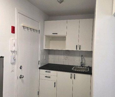 1 1/2 **Non-Fumeur** Chauffé, Éclairé, Semi Meublé, Intercom, WI-FI... - Photo 2