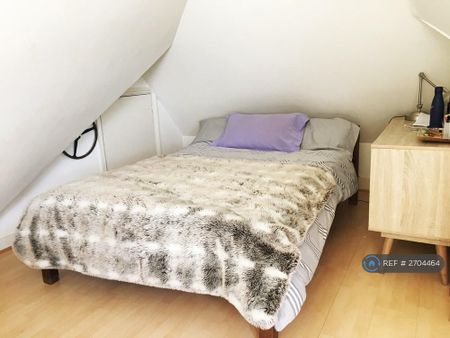 1 bedroom in a flat share to rent - Photo 2