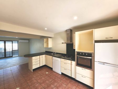 PRIME INNER-CITY LIVING! - Photo 4