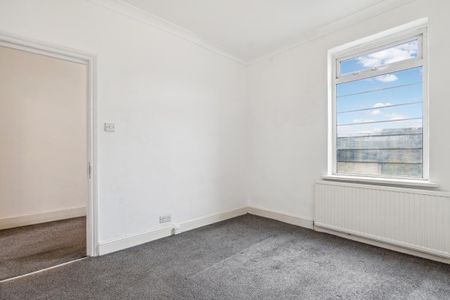 2 bedroom flat in London - Photo 3