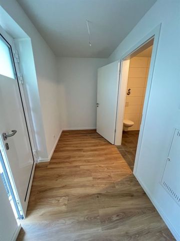 Neuwertige 3-Zimmer-Wohnung mit Südwestbalkon + TG-Stellplatz! Stadtnah + grün! - Photo 2