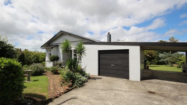 Three bedroom bungalow - Photo 1