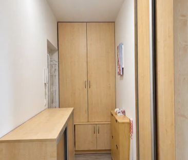 Pronájem plně vybaveného bytu 2+kk s předzahrádkou a garážovým stán... - Photo 6
