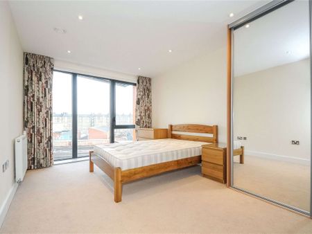 A well appointed 2 bedroom 2 bathroom (1 en-suite) apartment located just moments walk from Tower Bridge. - Photo 3