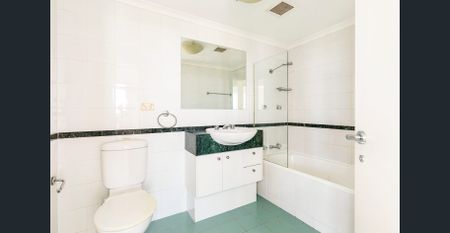 Open-plan, one-bedroom apartment, freshly painted and featuring district views. - Photo 4
