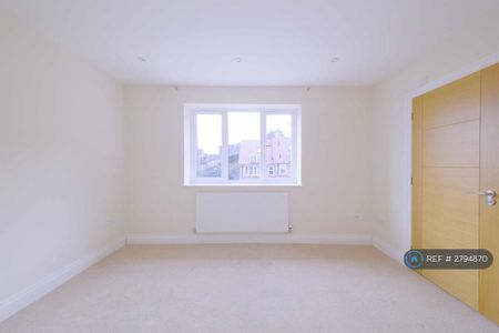 3 bedroom semi-detached house to rent - Photo 2