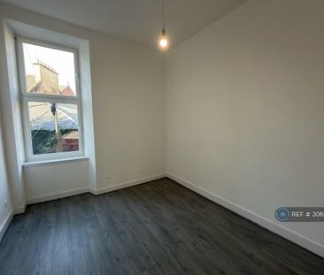 3 bedroom flat to rent - Photo 2